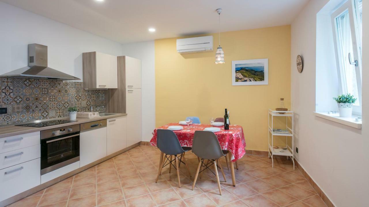 Apartments Villa Adrienne Mali Lošinj Exteriör bild